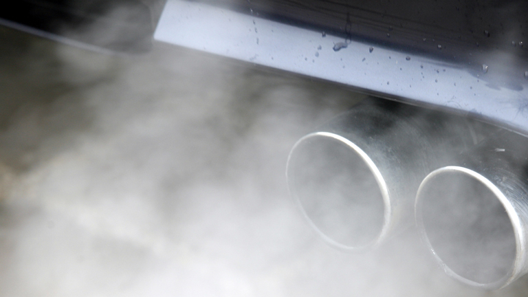 Ein Auspuff, aus dem Abgase kommen