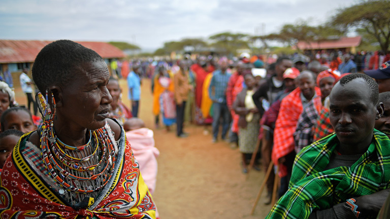Kenianische Wähler stehen Schlange vor einem Wahllokal