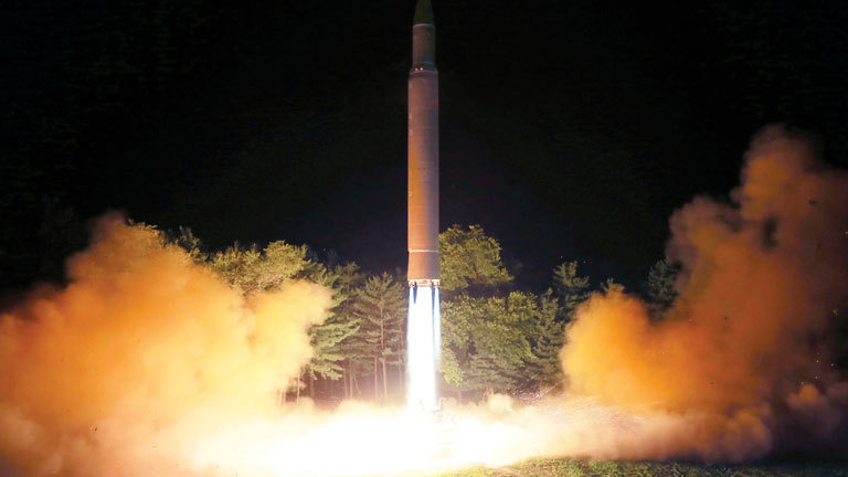 Das von der nordkoreanischen Regierung am 29.07.2017 zur Verfügung gestellte Foto zeigt den Angaben zur Folge einen Test mit einer Hwasong-14 Interkontinentalrakete (ICBM) am 28.07.2017 an einem ungenannten Ort in Nordkorea.