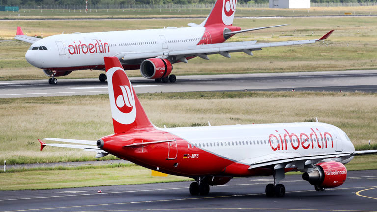 Ein Flugzeug von Air Berlin landet am 13.06.2017 auf dem Flughafen von Düsseldorf (Nordrhein-Westfalen), im Vordergrund fährt dabei eine andere Maschine. Air Berlin hat Insolvenzantrag gestellt.
