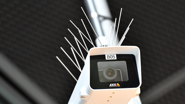 Eine Kamera am Bahnhof Berliner Südkreuz.