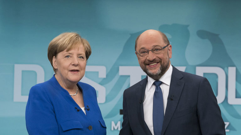 Die Bundeskanzlerin und CDU-Vorsitzende Angela Merkel und der SPD-Kanzlerkandidat und SPD-Vorsitzende Martin Schulz geben sich am 03.09.2017 vor Beginn des TV-Duells in den Fernsehstudios in Adlershof in Berlin die Hand. Das einzige TV-Duell zwischen Angela Merkel (CDU) und Martin Schulz (SPD) vor der Bundestagswahl 2017 wird gemeinsam vom Ersten, RTL, SAT.1 und ZDF übertragen.
