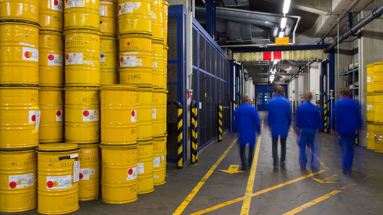 Mitarbeiter der WAK GmbH gehen am 06.05.2015 im Zwischenlager der Wiederaufarbeitungsanlage Karlsruhe (WAK) in Eggenstein-Leopoldshafen (Baden-Württemberg) einen Gang entlang.