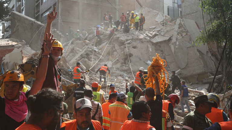 Helfer suchen am 19.09.2017 in Mexiko-Stadt, Mexiko, in den Überresten eines eingestürzten Gebäudes nach Opfern. Genau am Jahrestag des schweren Erdbebens von 1985 ist die Millionenmetropole erneut von einem heftigen Beben erschüttert worden. Die Stärke wurde mit 7,1 angegeben. Das Zentrum lag bei Axochiapan im Bundesstaat Morelos, nur 160 Kilometer südöstlich von der mexikanischen Hauptstadt