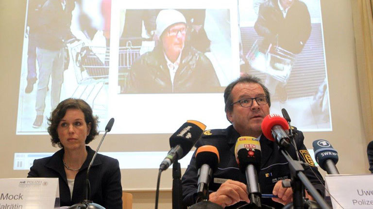 Polizeivizepräsident Uwe Stürmer (r) vom Polizeipräsidium Konstanz und Ministerialrätin Petra Mock (l) geben am 28.09.2017 im Polizeipräsidium in Konstanz (Baden-Württemberg) im Rahmen einer Pressekonferenz Aufkunft über eine Lebensmittelerpressung. Im Hintergrund werden Fahndungsfotos eines Tatverdächtigen gezeigt.