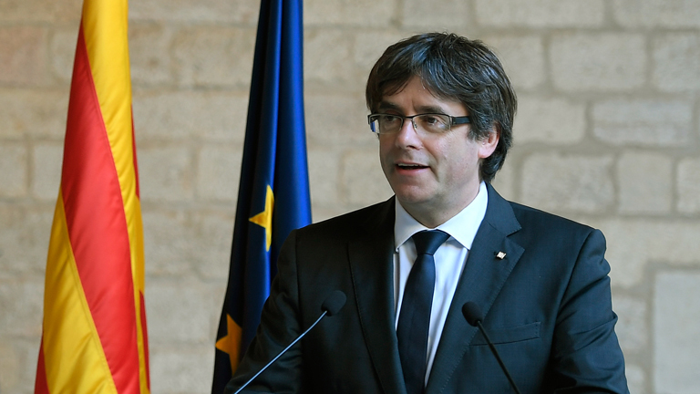 Carles Puigdemont vor EU- und Katalonien-Flagge