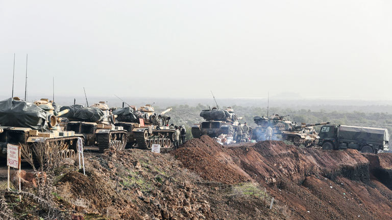 Panzer in einer Reihe vor dem syrischen Afrin