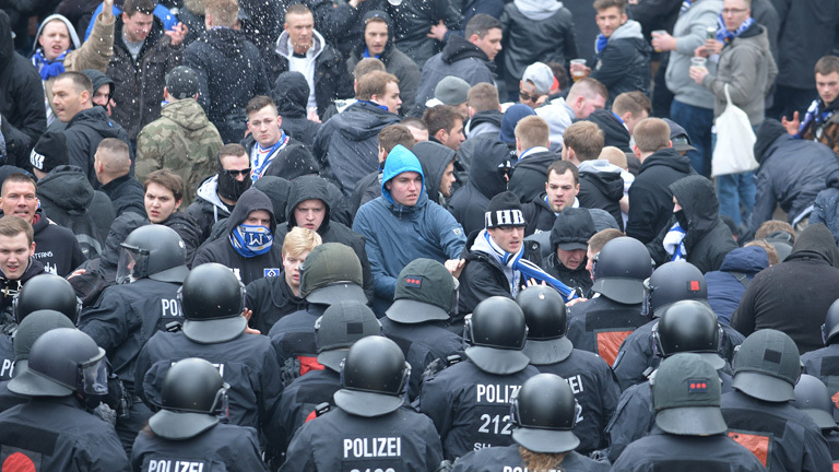 Bremen: Polizisten versuchen am Rande des Bundesligaspiels Werder Bremen - Hamburger SV am Weserstadion Fans des Hamburger SV daran zu hindern, zu den Fans von Werder Bremen zu gelangen.