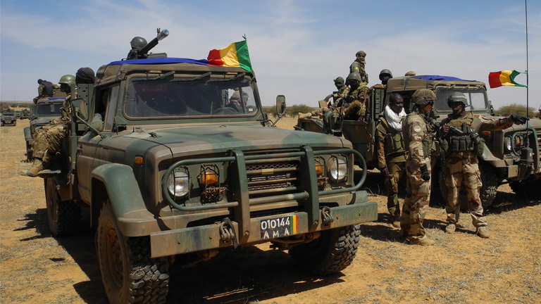 Soldaten und Ausrüstung der malischen Armee als Teil einer internationalen Anti-Terror-Truppe (November 2017)