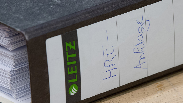 Ein Aktenordner mit der Aufschrift "HRE-Anklage" liegt am 20.03.2017 in München (Bayern) auf dem Tisch der Staatsanwaltschaft Landgerichts München I.