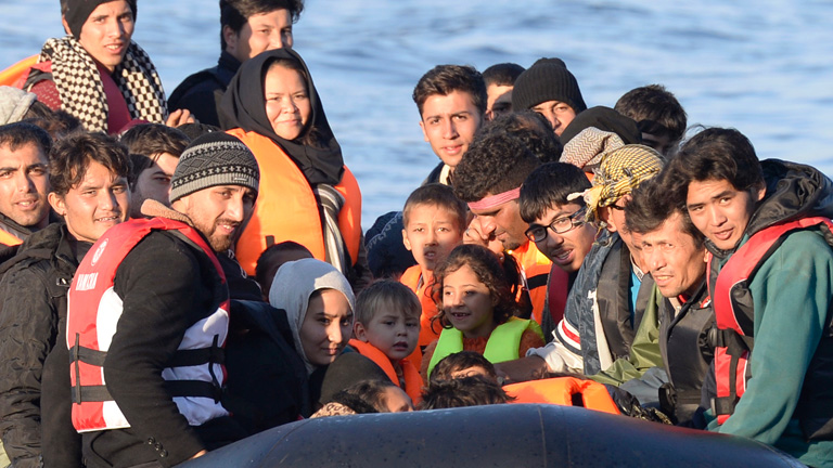 Flüchtlinge auf einem Schlauchboot zwischen der Türkei und der griechischen Insel Lesbos.