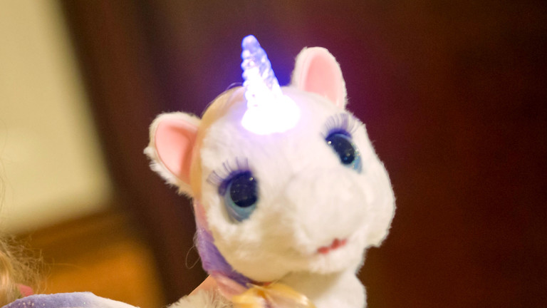 Ein Einhorn als Kuscheltier