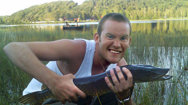 Mann mit Fisch in bearbeitetem Foto.