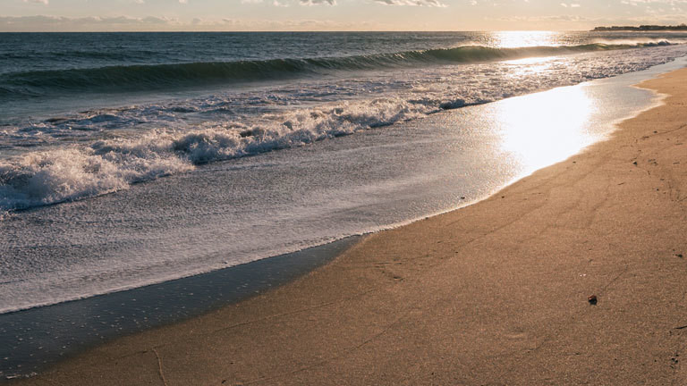 Ein Strand im Sonnenuntergang