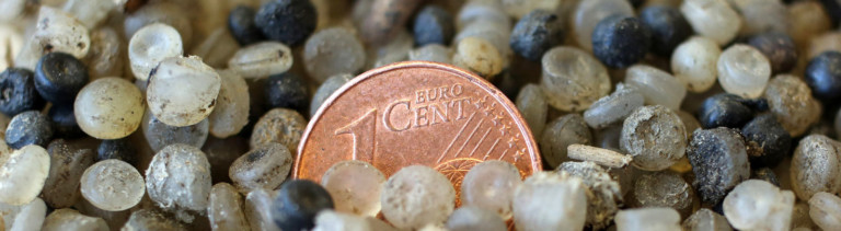 Mikroplastik-Partikel im Vergleich zu einem Cent-Stück