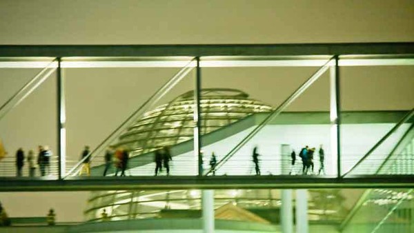 Menschen mit Bundestagskuppel im Hintergrund