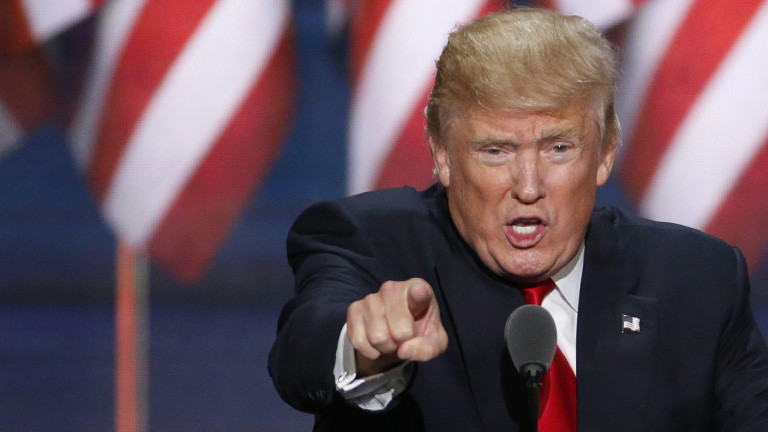 Donald Trump hält eine Rede vor einer US:Flagge