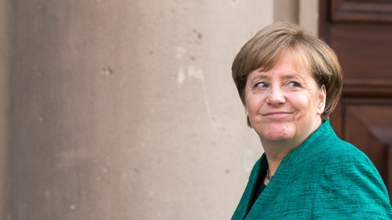 Bundeskanzlerin Angela Merkel auf dem Weg zu den ersten Sondierungsgesprächen zwischen der Union und der FDP.