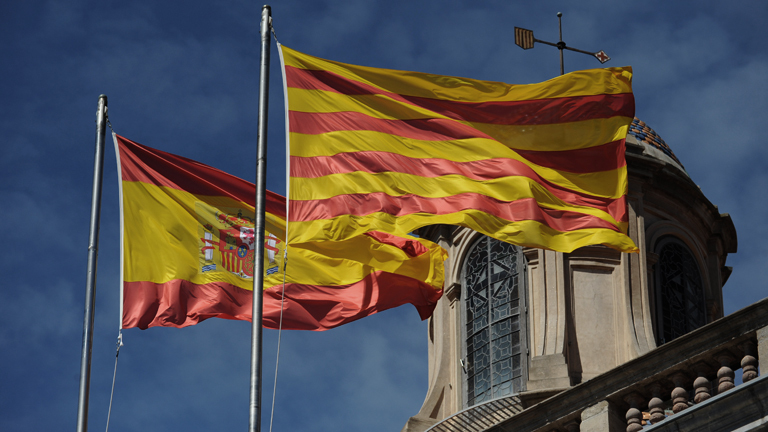 Die Katalonische und Spanische Flagge zusammen.