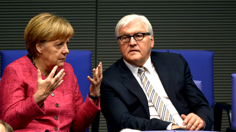 Kanzlerin Merkel und Bundesaußenminister Frank-Walter Steinmeier diskutieren