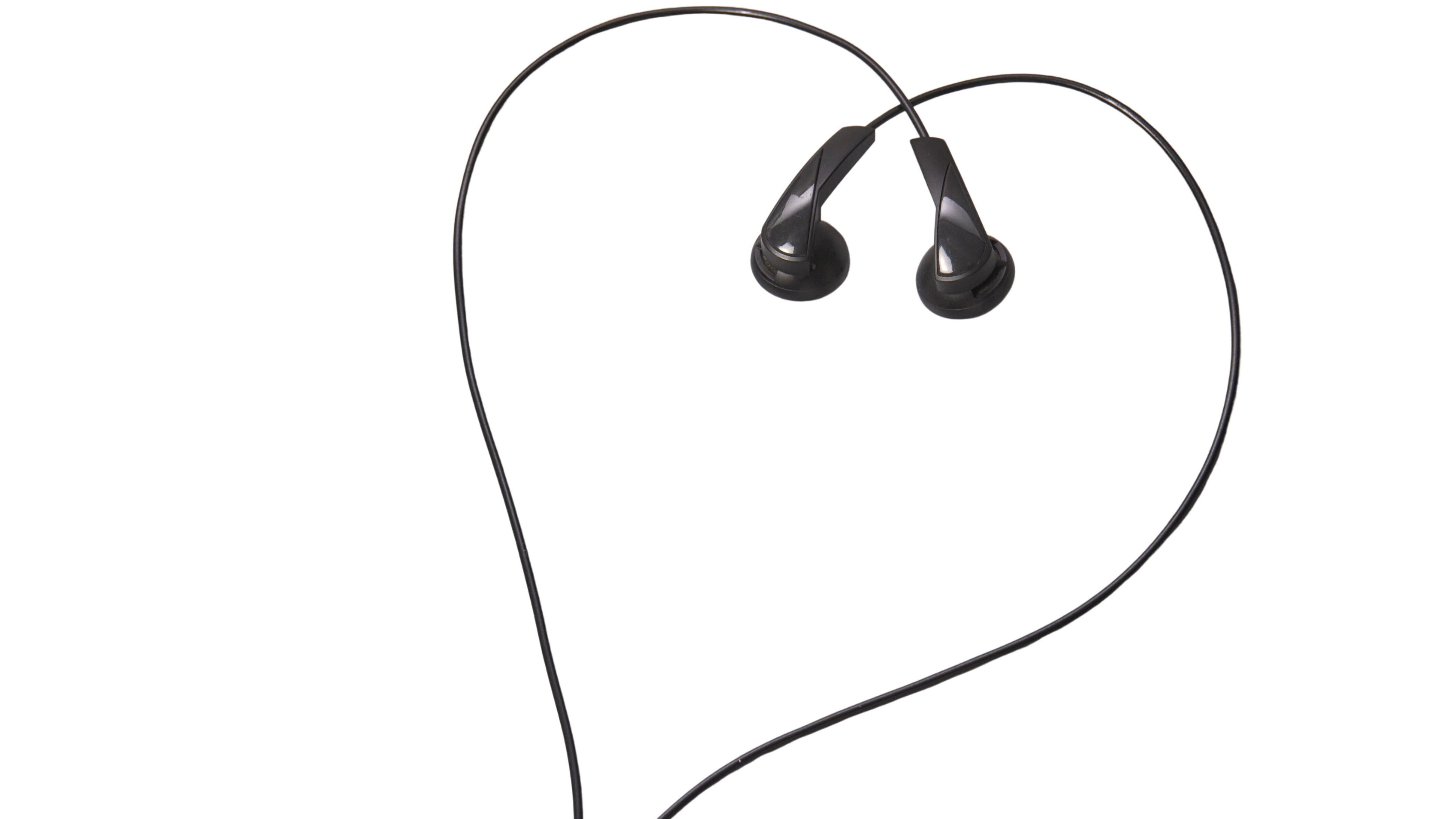 Ohrhörer mit Kabel in Herzform