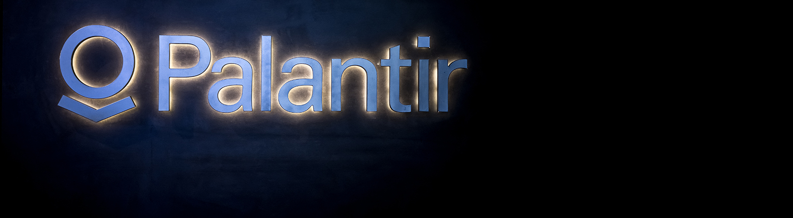 Der leuchtende Schriftzug der US-Software-Firma Palantir
