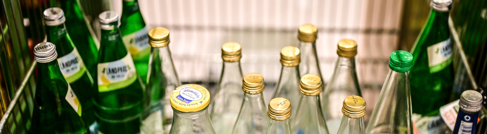 Pfandlflaschen warten in einem Einkaufswagen auf ihre Abgabe