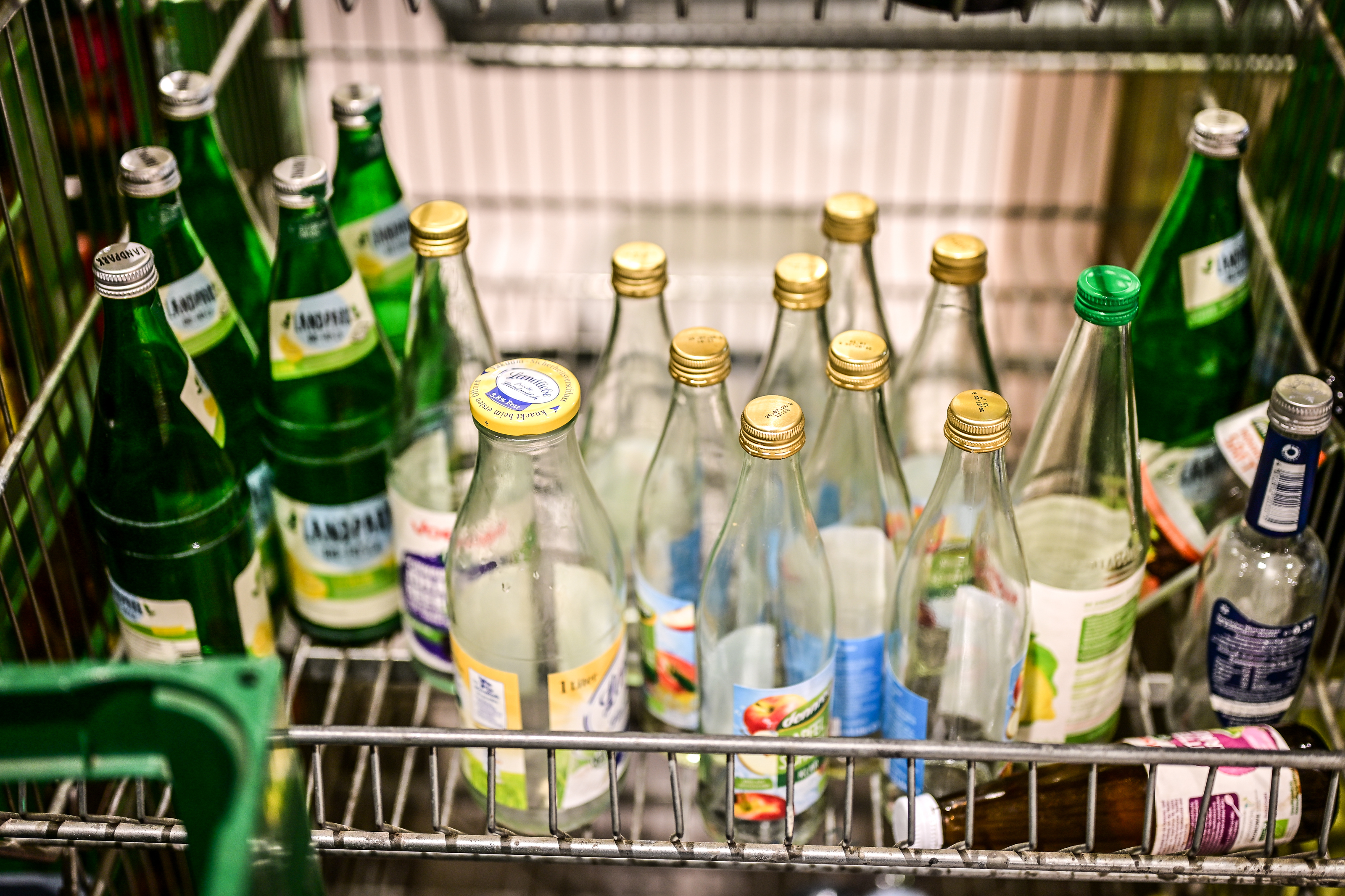 Pfandlflaschen warten in einem Einkaufswagen auf ihre Abgabe