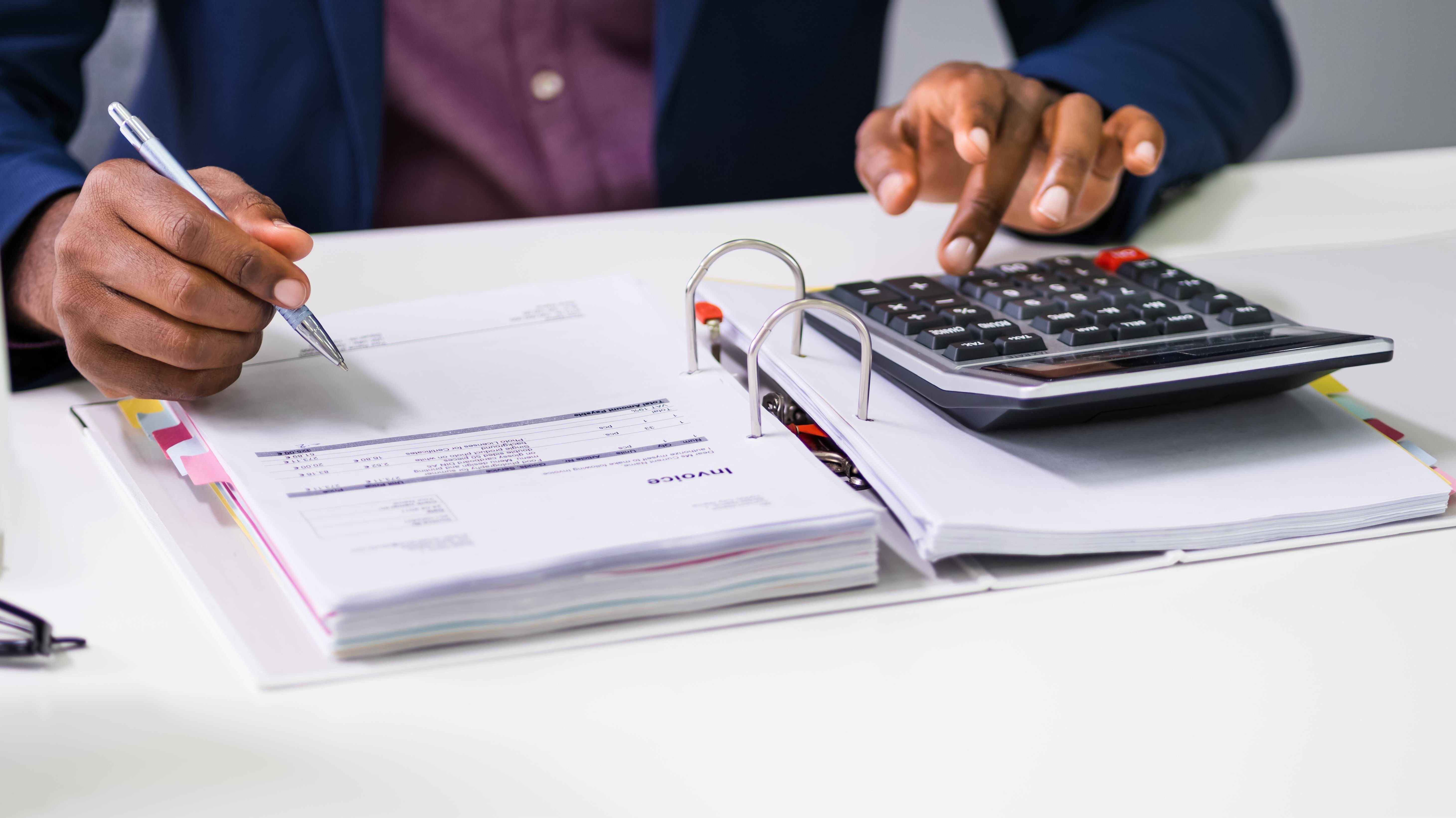 Eine Person benutzt einen Taschenrechner.