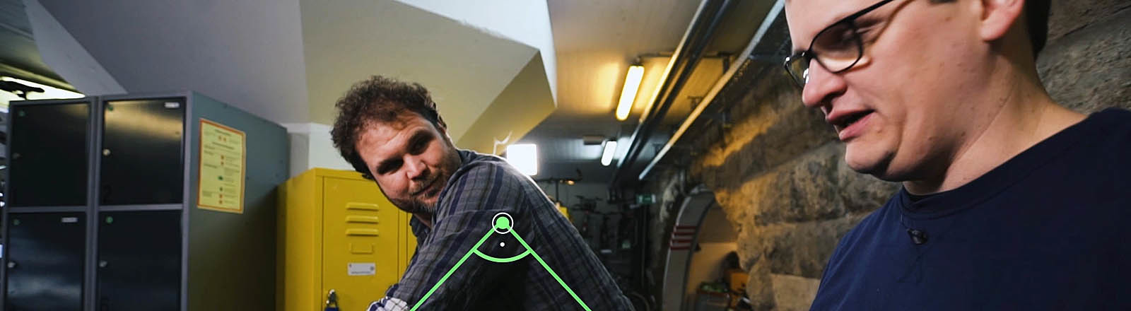 Klaas Reese erklärt Paulus Müller auf dem Rad die richtige Armstellung