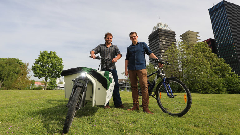 Paulus Müller und Klaas Reese mit Rädern vor dem Deutschlandradio Gebäude in Köln