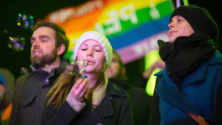 Demonstranten, die in Dresden gegen die Pegida-Demo demonstrieren.