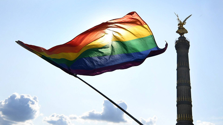 LGBTIQ-Flagge weht vor der Siegessäule in Berlin