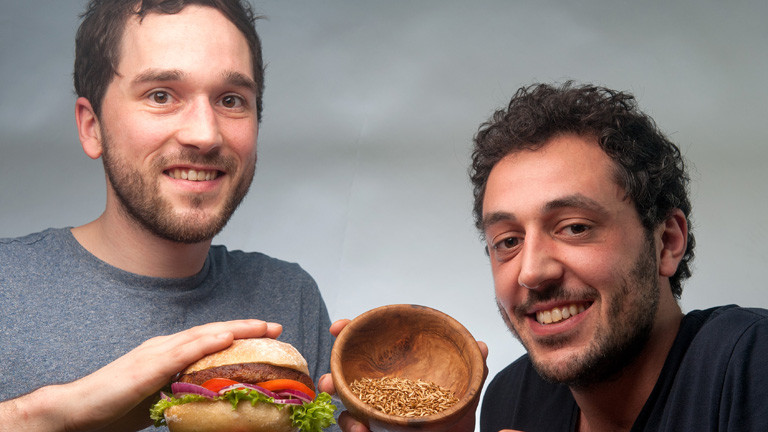 Max Krämer (l) und Baris Özel stellen am 30.01.2016 in einem Fotostudio in Bremen ihren "Insekten-Burger" vor. Das Burgerfleisch besteht zu rund fünfzig Prozent aus Buffalo-Würmern (Getreideschimmelkäferlarven).
