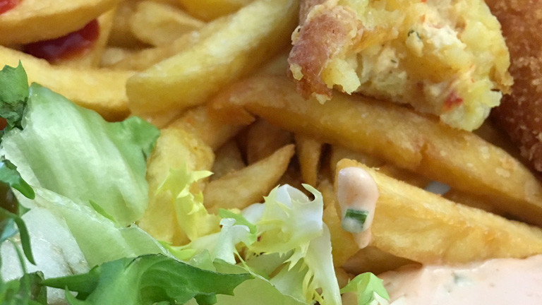 Pommes mit Kartoffeltasche und Salat