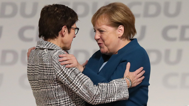 Angela Merkel umarmt die neue CDU-Parteivorsitzende Annegret Kramp-Karrenbauer