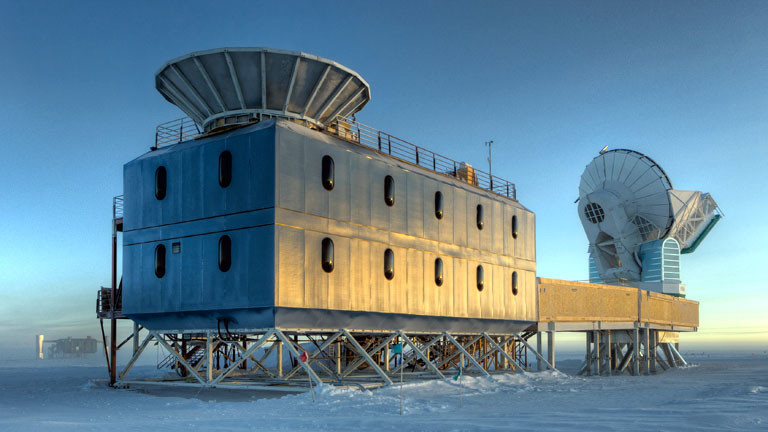 Das Dark Sector Lab der Amundsen-Scott-Station mit dem South Pole Teleskop (rechts) und BICEP 2
