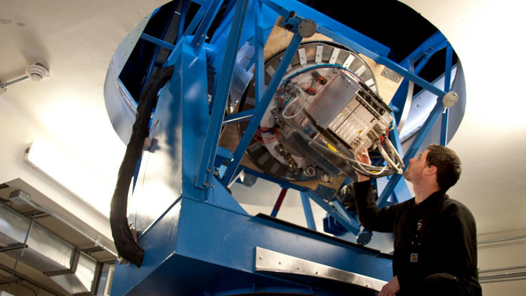 Ein Doktorand testet die Funktion des Teleskops Bicep2.