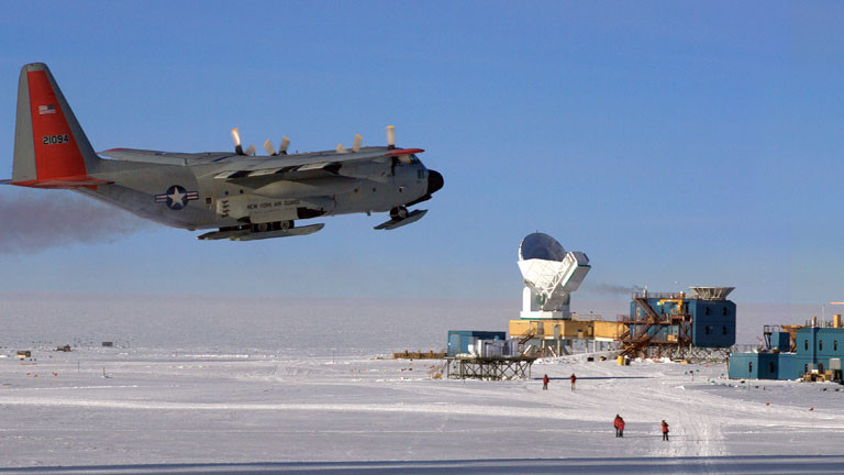 Am einfachsten ist das Dark Space Lab am Südpol mit dem Flugzeug zu erreichen.