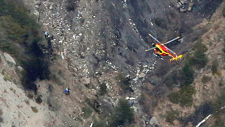 Ein Hubschrauber kreist über der Absturzstelle der A320 von Germanwings am 24.03.2015.