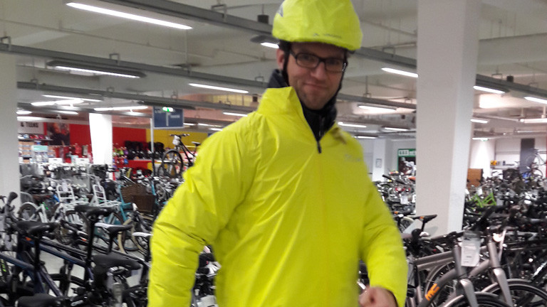 Martin Krinner macht den Regenklamotten-Test