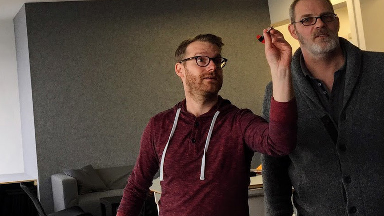DRadio-Wissen-Reporter Christian Schmitt wirft Dart-Pfeile.