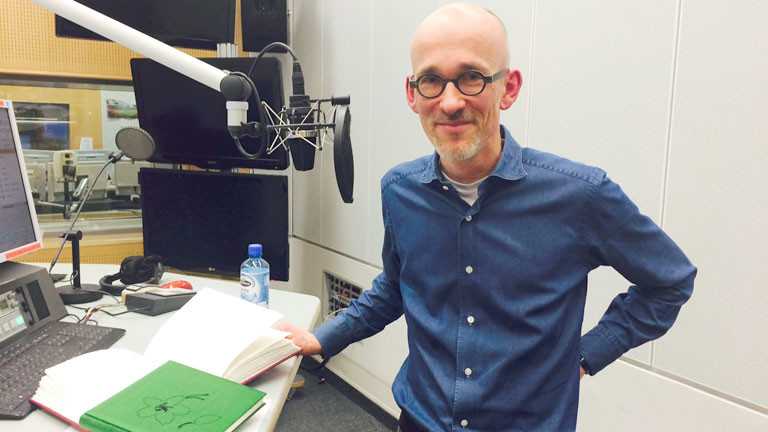 Der Buchbinder Dirk Jachimsky im DRadio-Wissen-Studio
