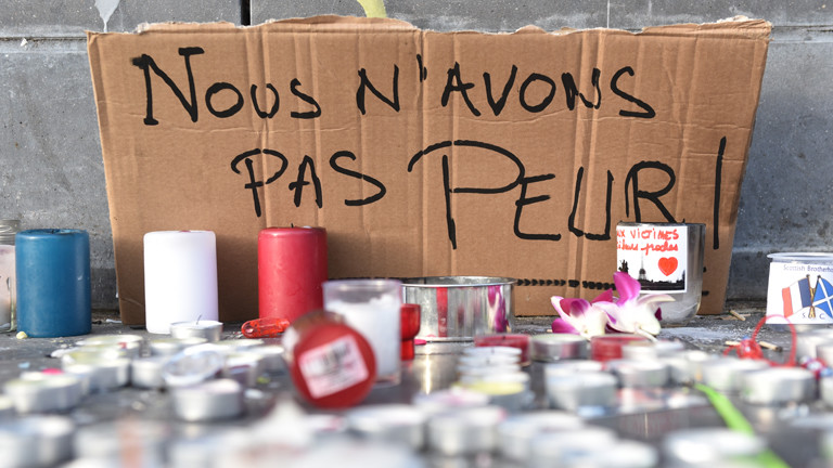 Ein Karton mit der Aufschrift "Nous n'avons pas peur!" (Wir haben keine Angst) am Pariser Platz der Republik.