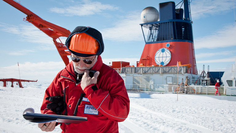Expeditionsleiter Dr. Eberhard Kohlberg koordiniert die Entladung auf der Eiskante.