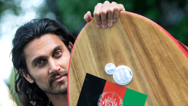 Deutsch-Afghane Afridun Amu mit Surfbrett