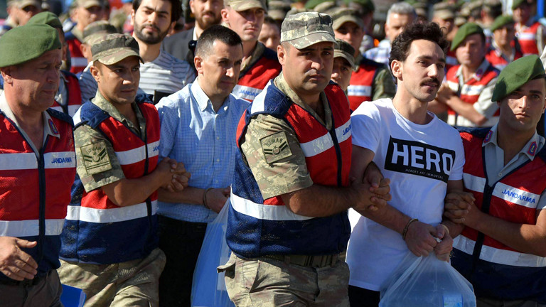 Der frühere türkische Soldat Gökhan Güçlü wird am 13. Juli abgeführt.