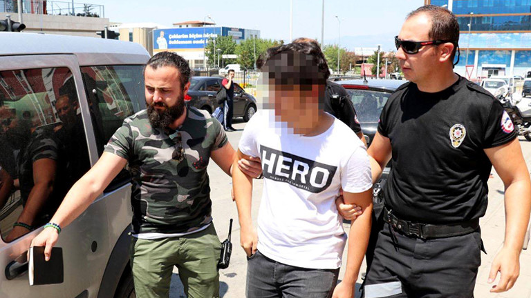 Ein Student mit einem "Hero"-T-Shirt wird in der Türkei abgeführt, Gesicht verpixelt
