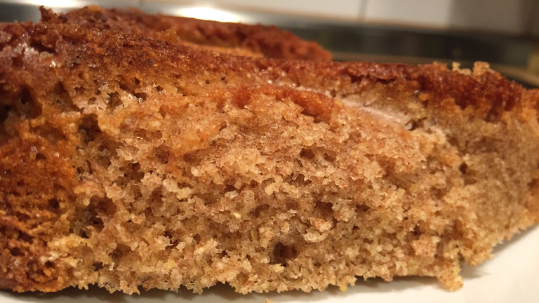 Aufgeschnittener Rührkuchen mit selbst gemahlenem Mehl