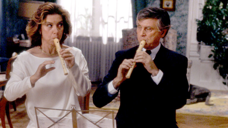 Evelyn Hamann und Vicco von Bülow spielen bei Dreharbeiten zum zweiten Loriot-Film "Pappa ante portas" auf der Blockflöte.